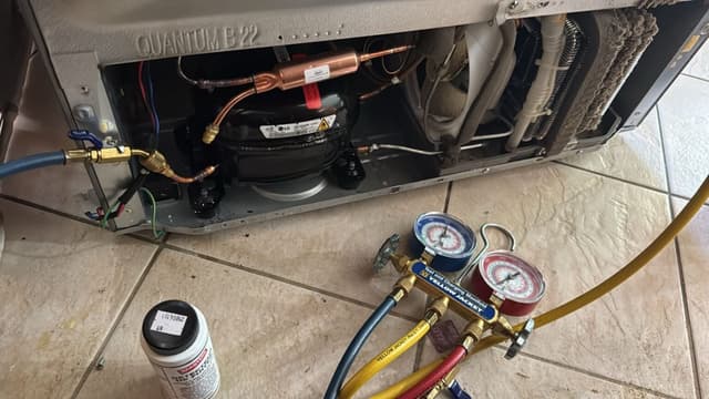 Компресор холодильника LG та манометри для заправки фреоном