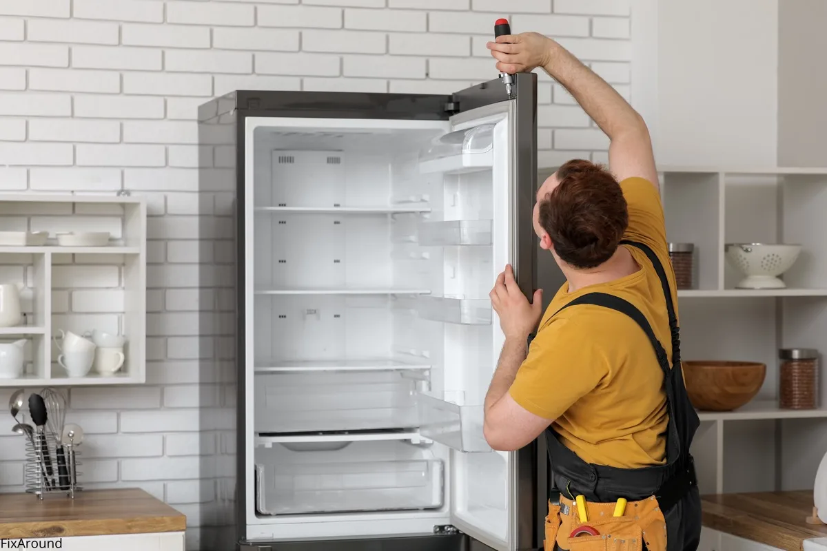 Майстер ремонтує систему No Frost холодильника